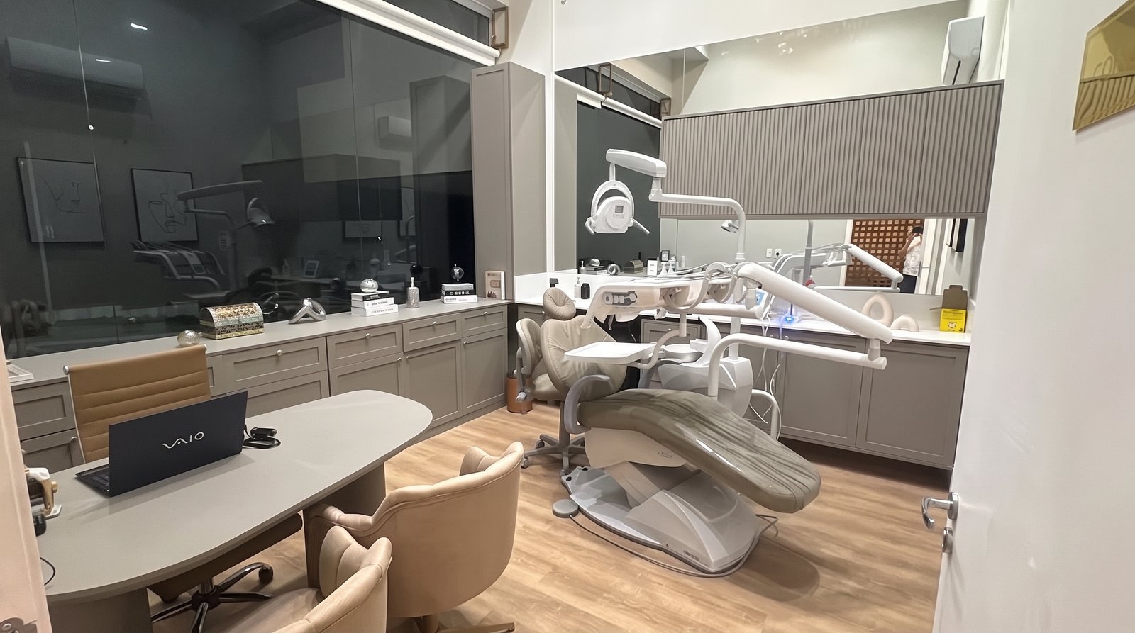 Consultório da Is Clinic Odontologic com cadeira odontológica e mesa de atendimento